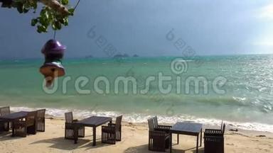 泰国苏梅岛，暴风雨天气，海滩上的餐桌